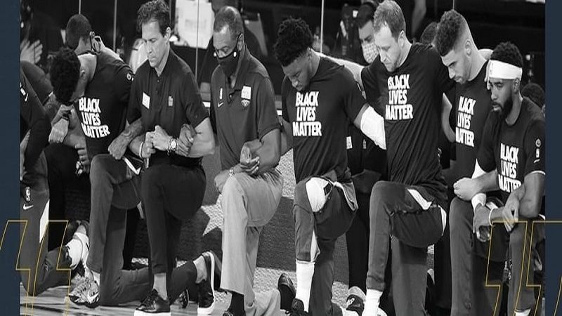 NBA players, coaches lumuhod habang inaawit ang national anthem sa pagsisimula ng NBA season