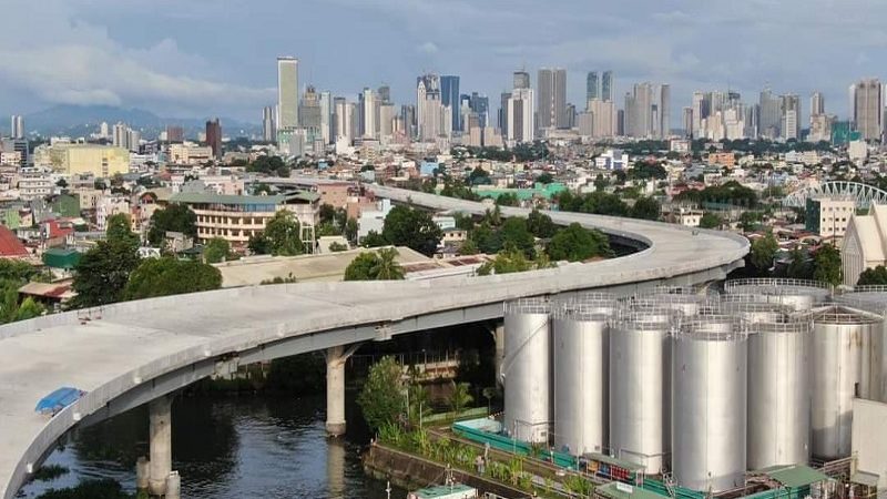 Final girder ng Skyway Stage 3 project ikinakabit na