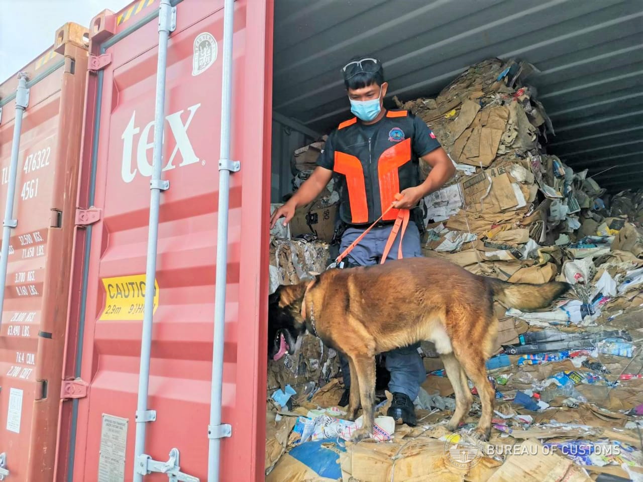 Container vans na puno ng basura galing US naharang ng Customs sa Subic Port