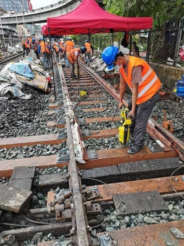 LOOK: Pagsasaayos ng turnouts sa MRT-3 Taft Station, itinuloy ngayong araw