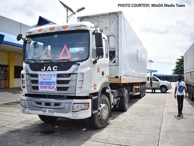 Mga truck ng MINDA na may kargang mga produkto mula Mindanao kabilang sa na-stranded sa naranasang pagbaha sa Quezon