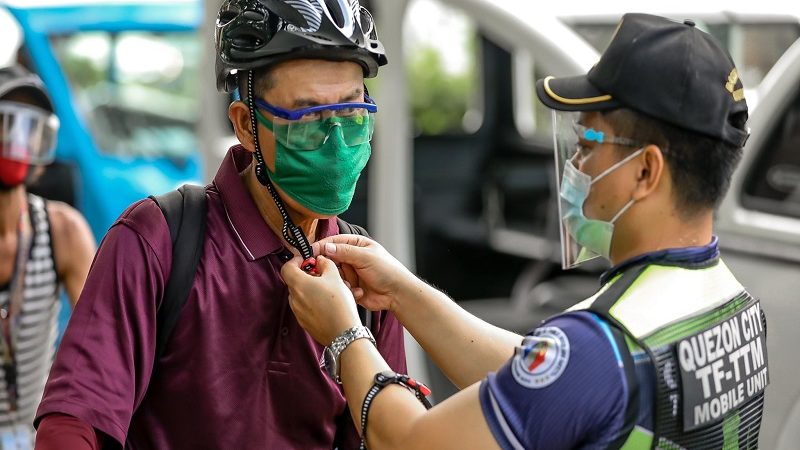 LOOK: Libreng bike helmets ipinamahagi sa QC