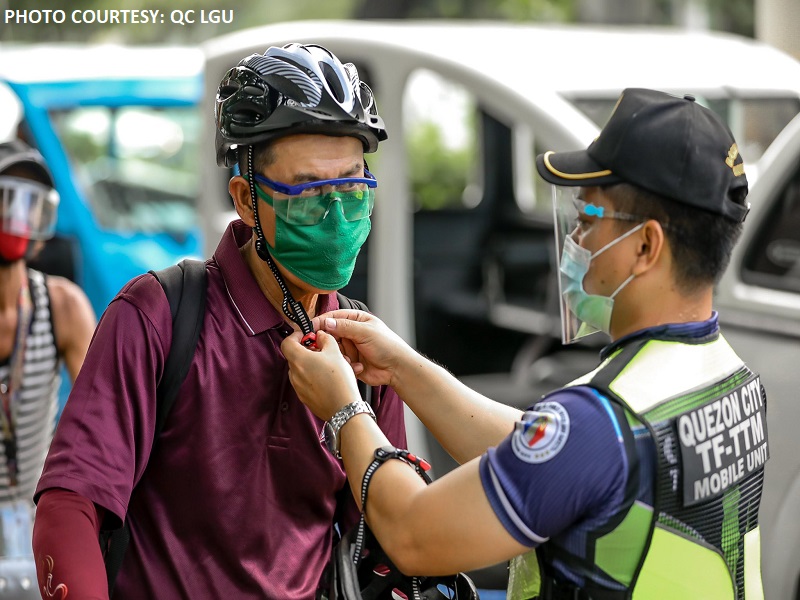 LOOK: Libreng bike helmets ipinamahagi sa QC