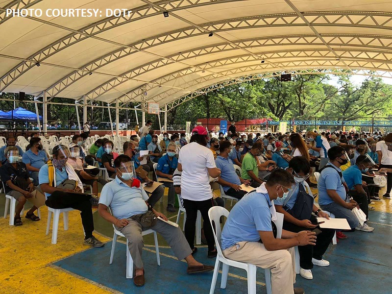 1,520 na jeepney drivers dumalo sa unang araw ng general registration para sa Service Contracting Program ng LTFRB