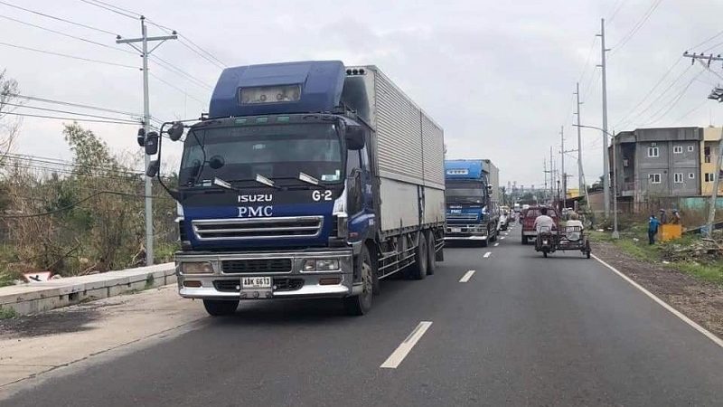 Dalawang truck na puno ng 1,000 sako ng bigas galing Manila LGU patungo na ng Bicol