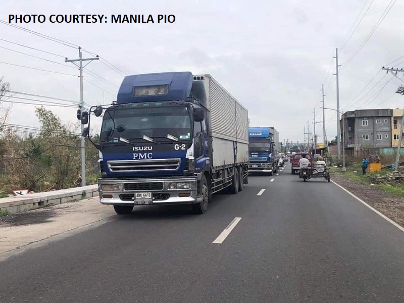 Dalawang truck na puno ng 1,000 sako ng bigas galing Manila LGU patungo na ng Bicol