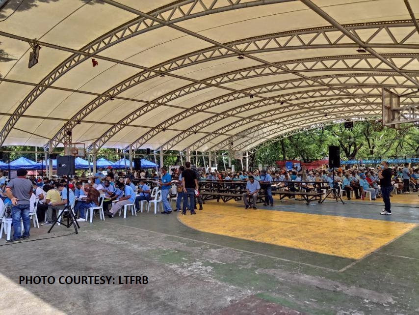 Halos 800 jeepney drivers nagparehistro sa 2nd day ng General Registration para sa Service Contracting Program ng LTFRB