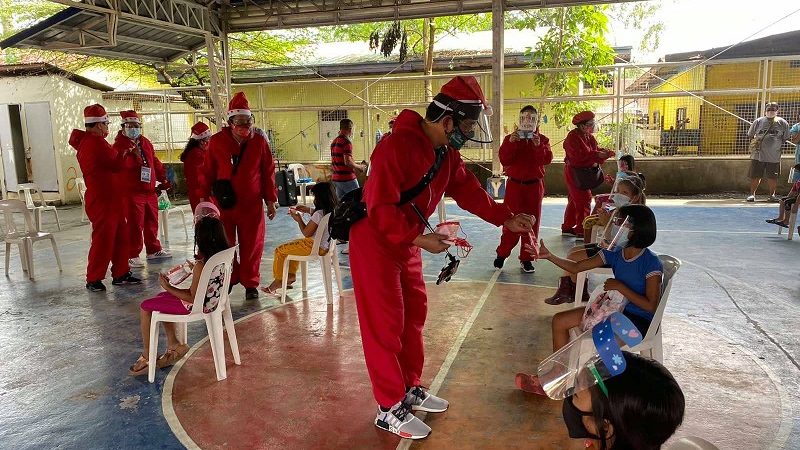 ‘Doc Santa’ namahagi ng relief goods sa mga naapektuhan ng bagyo; mga bata isinailalim sa psycho social processing