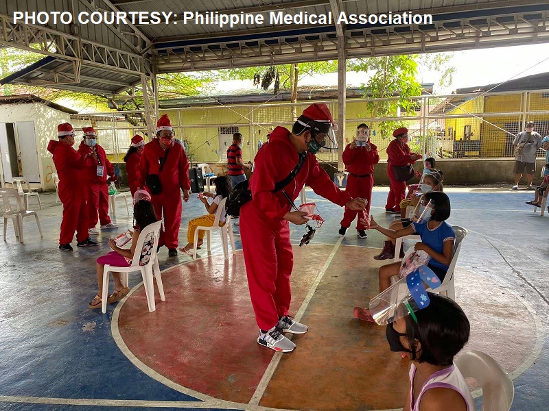 ‘Doc Santa’ namahagi ng relief goods sa mga naapektuhan ng bagyo; mga bata isinailalim sa psycho social processing