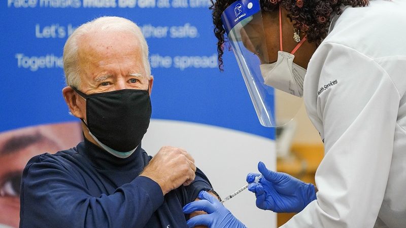 TINGNAN: US President-elect Joe Biden tumanggap ng unang dose ng COVID-19 vaccine