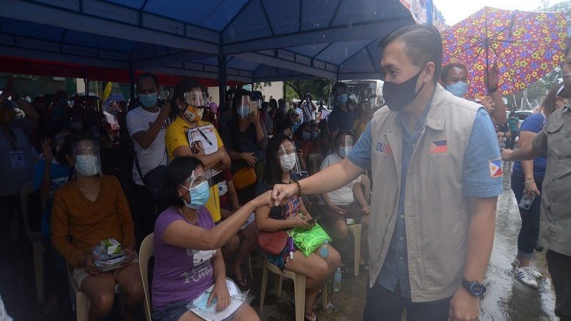 Halos 700 residente sa Taytay, Rizal tumanggap ng tulong mula kay Senator Bong Go