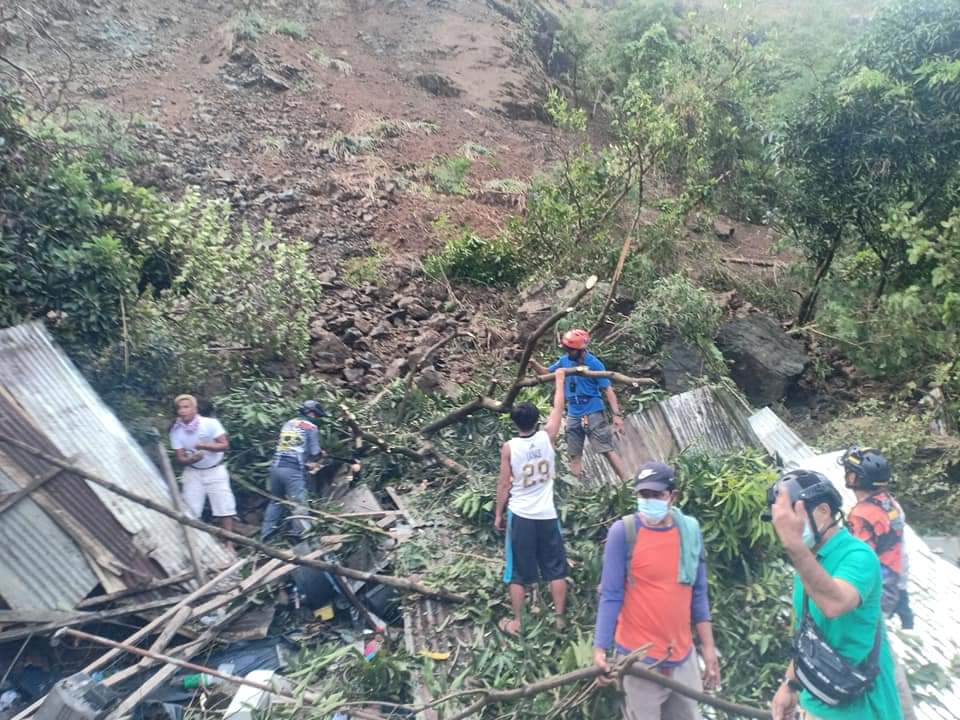 Apat na bahay nawasak sa landslide sa Rodriguez, Rizal