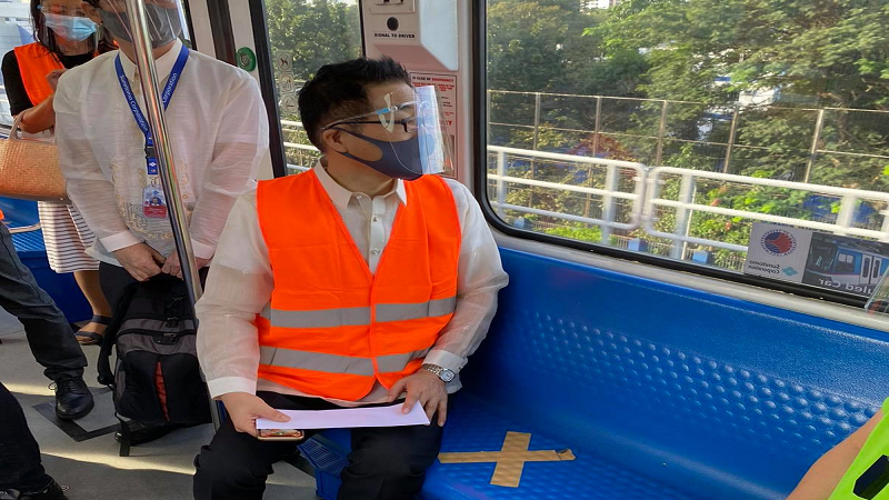 LOOK: Philippine Ambassador to Japan Koshikawa Kazuhiko bumiyahe sa MRT-3