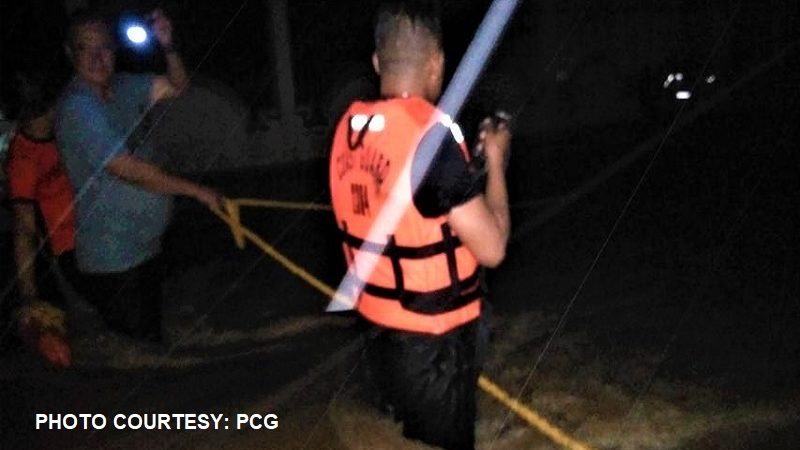 LOOK: Coast Guard nagsagawa ng paglilikas sa mga residente sa Jolo, Sulu na naapektuhan ng pagbaha