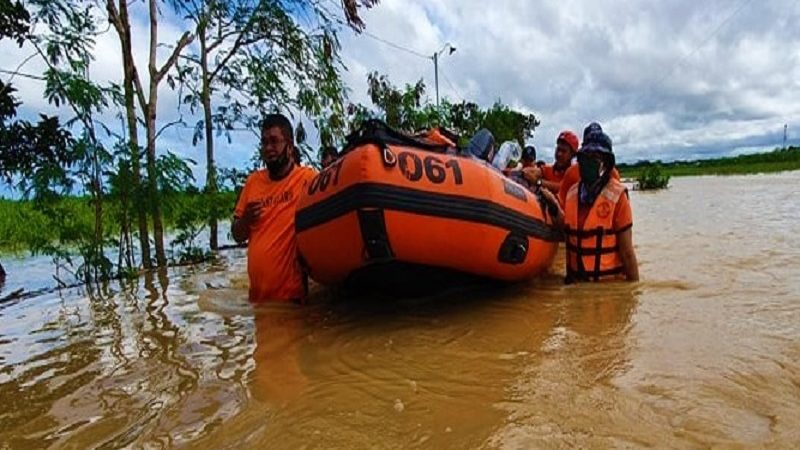 LOOK: Halos 400 pamilya inilikas ng Coast Guard sa Victorias City, Negros Occidental