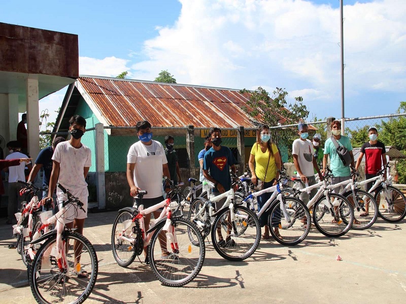 Mahigit 800 tour guides at iba pang nawalan ng trabaho sa Badian, Cebu inayudahan ni Sen. Bong Go