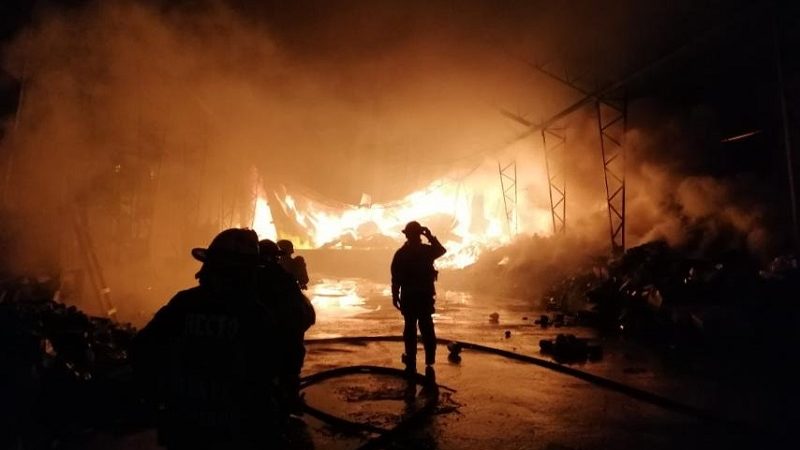 Warehouse sa Tandang Sora, QC nasunog; 2 bumbero ang sugatan