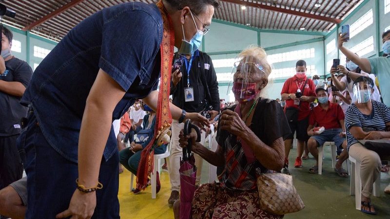 Mga residente sa Sorsogon na nabiktima ng Bagyong Tisoy tumanggap ng tulong mula ay Sen. Bong Go