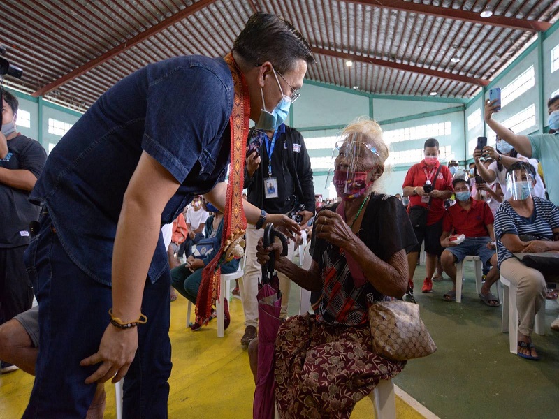 Mga residente sa Sorsogon na nabiktima ng Bagyong Tisoy tumanggap ng tulong mula ay Sen. Bong Go