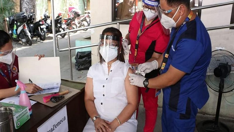 Pagbabakuna ng AstraZeneca vaccine sa mga healthcare worker sa Caloocan inumpisahan na
