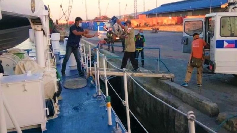 200 doses ng AstraZeneca vaccine inihatid ng coast guard sa Basilan