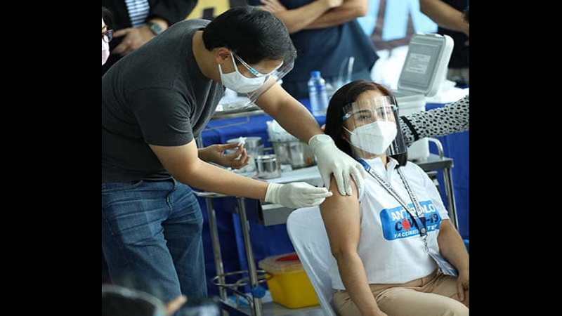 Health workers sa Antipolo sinimulan nang bakunahan kontra COVID-19