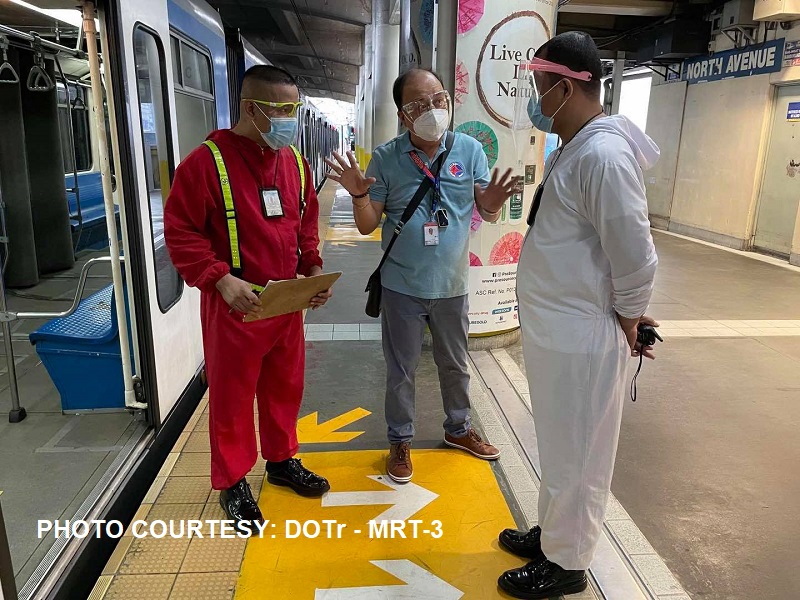 LOOK: MRT-3 Director for Operations Capati nag-inspeksyon sa mga station personnel