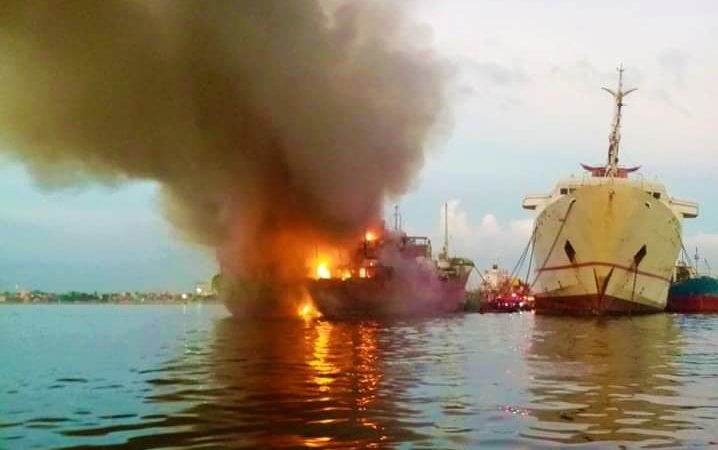 Dalawang barko tinupok ng apoy sa Navotas Fish Port