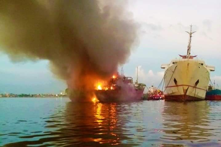 Dalawang barko tinupok ng apoy sa Navotas Fish Port