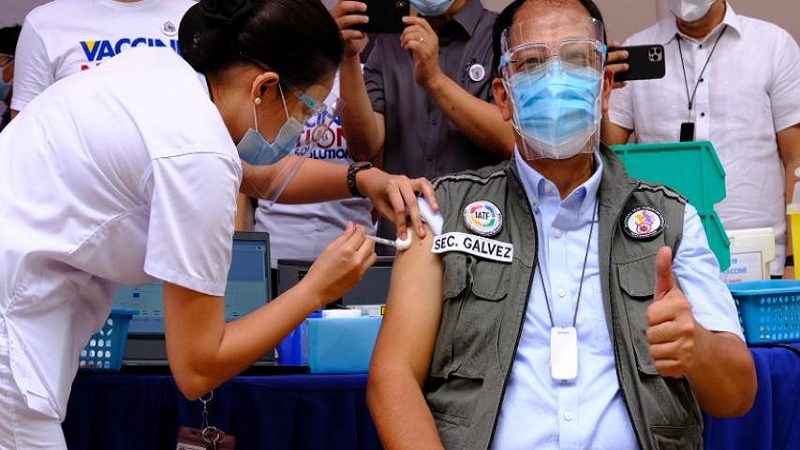 Vaccine Czar Sec. Carlito Galvez Jr. nagpabakuna na kontra COVID-19