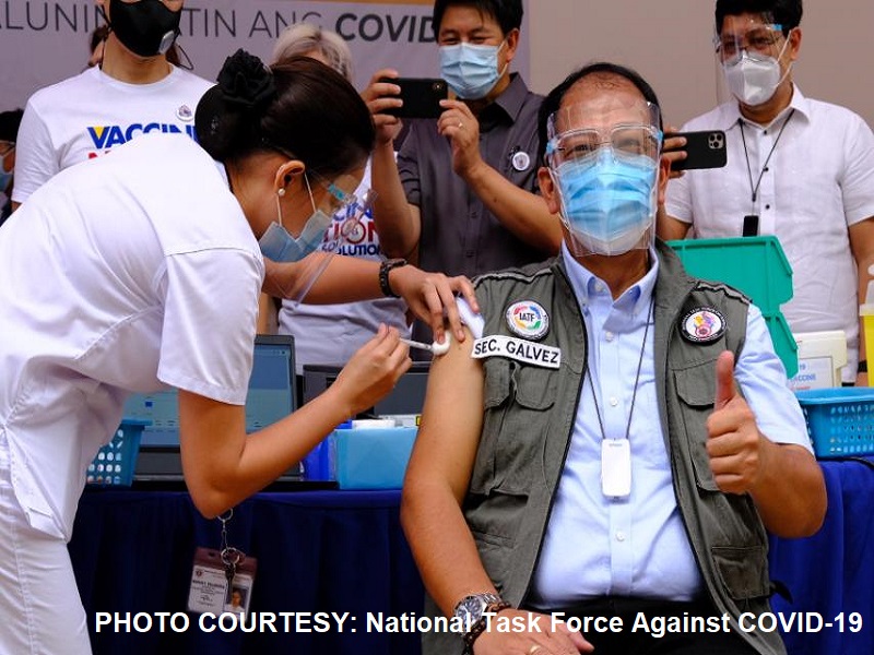 Vaccine Czar Sec. Carlito Galvez Jr. nagpabakuna na kontra COVID-19