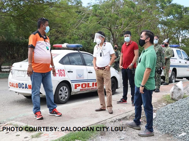 LOOK: Mayor Oca Malapitan nag-inspeksyon sa bahagi ng Brgy. 171 na nakasailalim sa lockdown