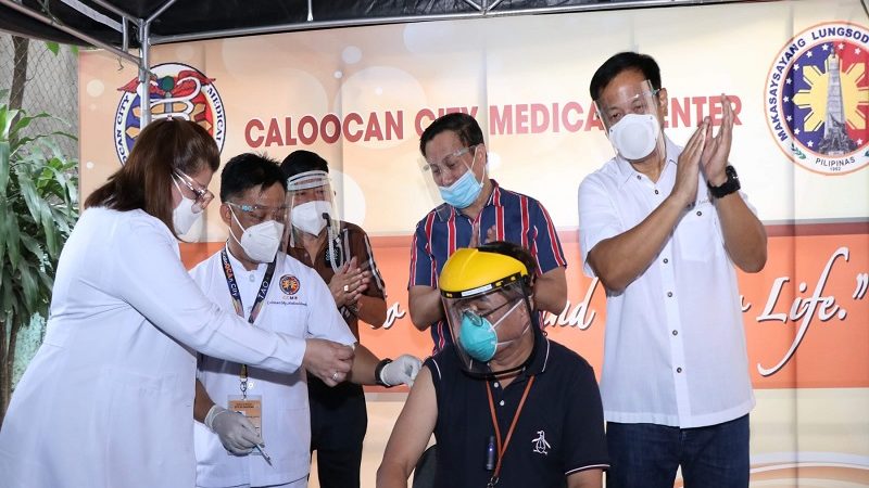 Health workers ng Caloocan City Medical Center sinimulan nang bakunahan kontra COVID-19