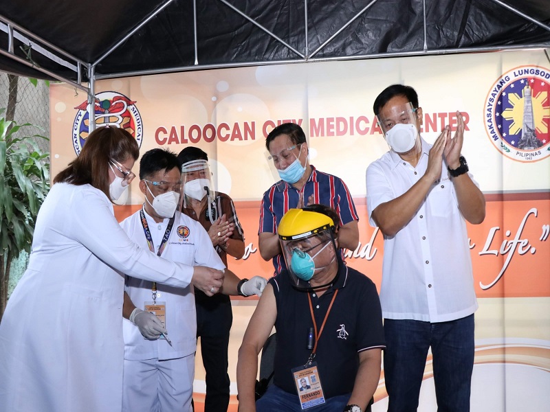 Health workers ng Caloocan City Medical Center sinimulan nang bakunahan kontra COVID-19