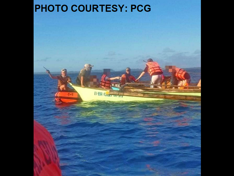 Pitong pasahero ng isang bangka na tumaob sa karagatan ng Eastern Samar nailigtas ng Coast Guard