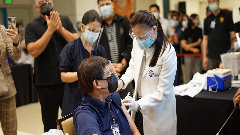 Mahigit 200 medical frontliners ng St. Luke’s Medical Center tumanggap ng bakuna kontra COVID-19