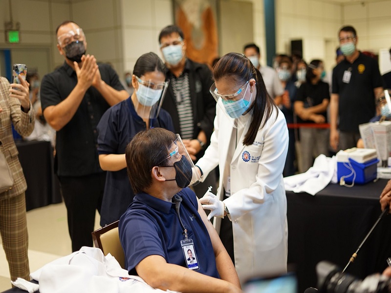 Mahigit 200 medical frontliners ng St. Luke’s Medical Center tumanggap ng bakuna kontra COVID-19