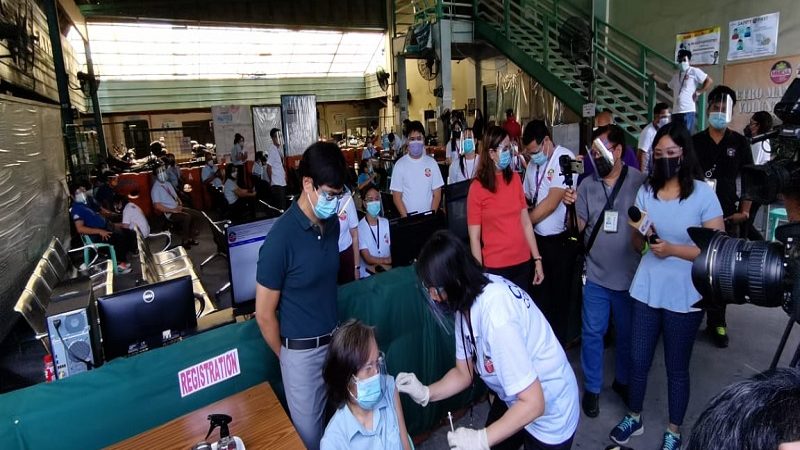 MMDA nagsagawa ng mass vaccination sa kanilang mga empleyado