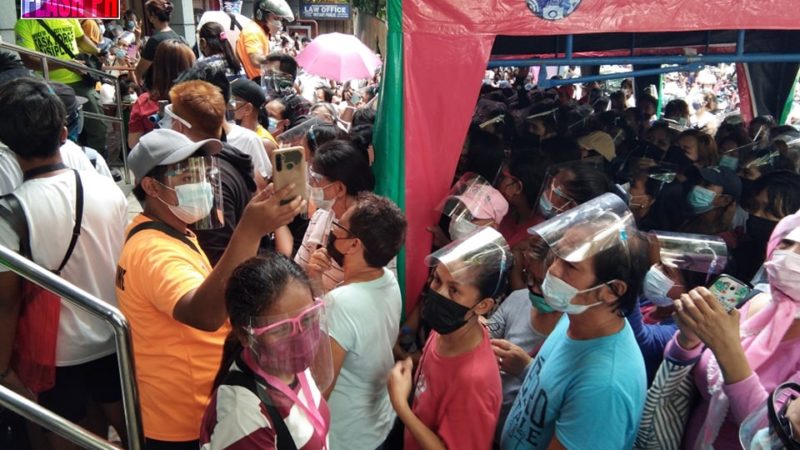 WATCH: Lolo patay matapos magkagulo sa pila sa itinayong community pantry ng aktres na si Angel Locsin