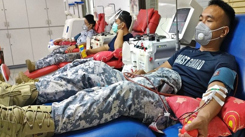 PCG personnel na gumaling sa COVID-19 nag-donate ng convalescent plasma