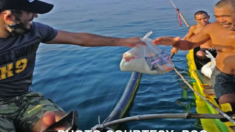 Gerald Anderson, Coast Guard personnel namigay ng tulong sa mga mangingisda sa Floating Community Pantry