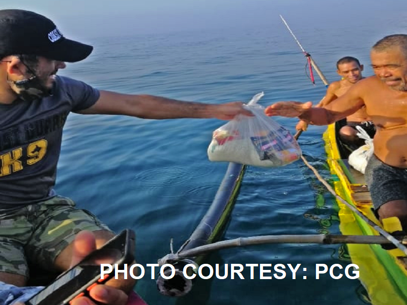 Gerald Anderson, Coast Guard personnel namigay ng tulong sa mga mangingisda sa Floating Community Pantry