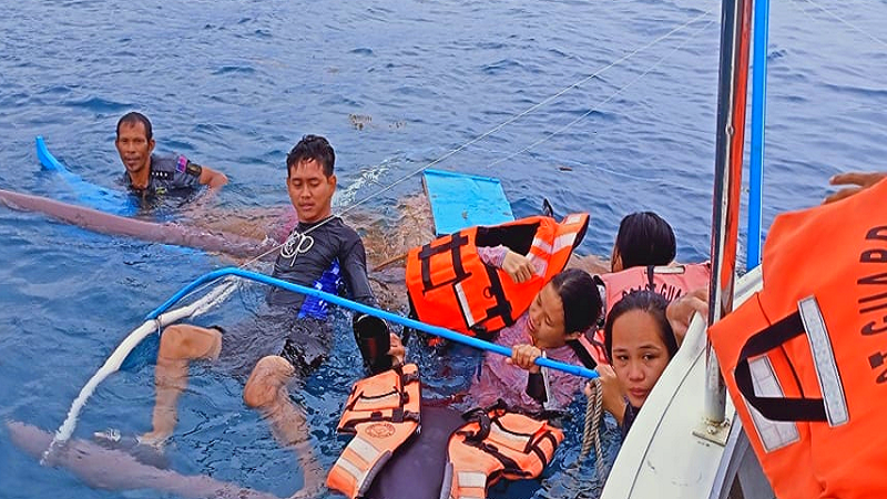 Limang pasahero ng lumubog na motorbanca sa Mati City nailigtas ng Coast Guard