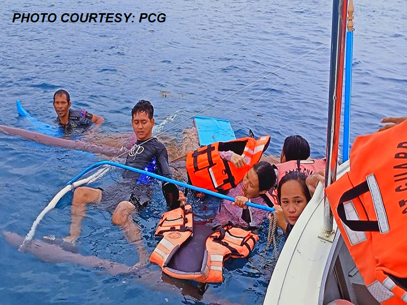 Limang pasahero ng lumubog na motorbanca sa Mati City nailigtas ng Coast Guard