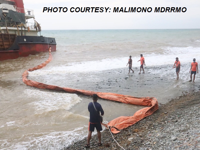 Coast Guard naglatag ng spill boom sa baybayin ng Malimono, Surigao del Norte