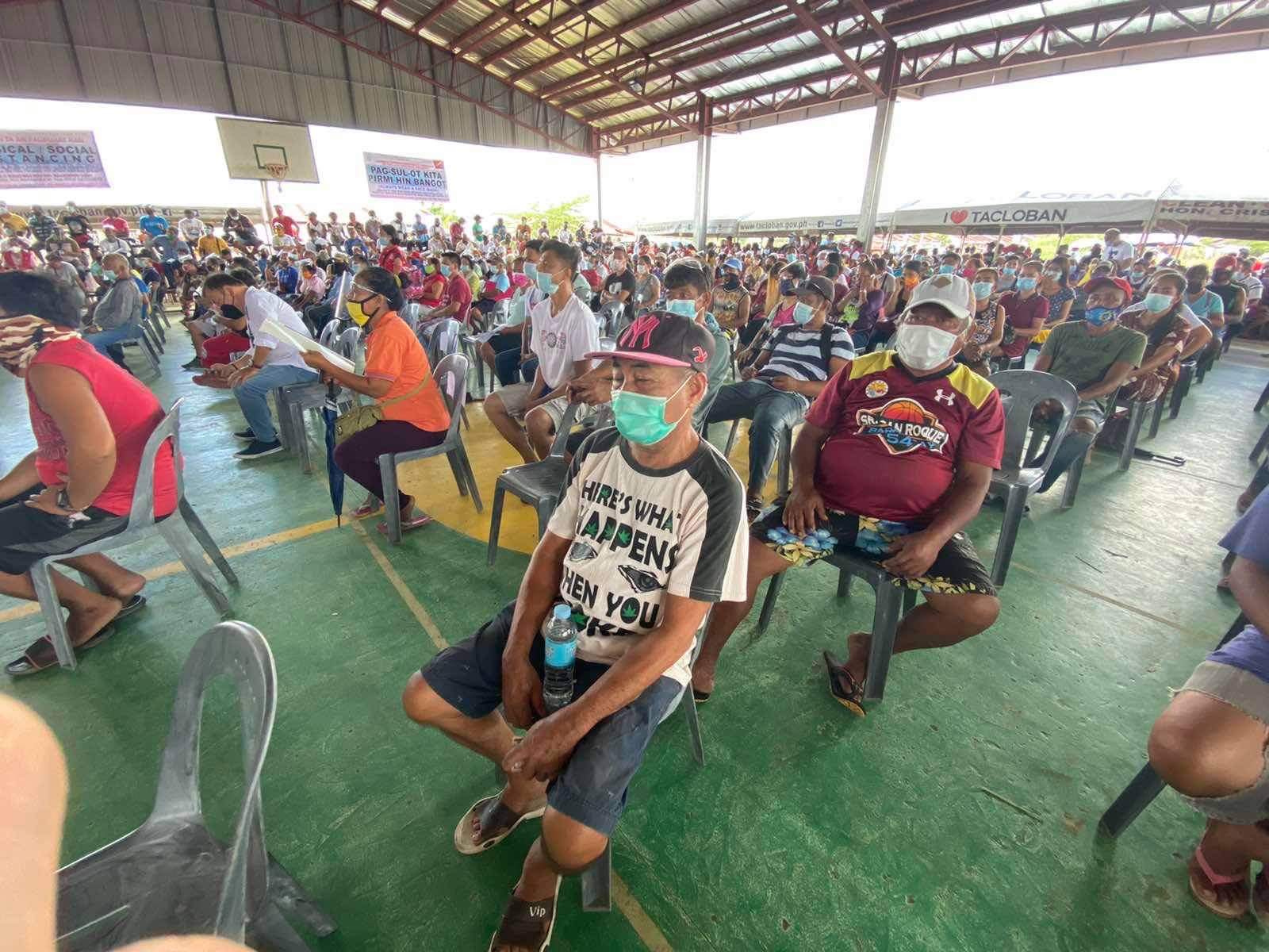 Mga biktima ng Typhoon Yolanda sa Tacloban natanggap na ang titulo ng kanilang bahay; dagdag na tulong ipinagkaloob ni Sen. Go