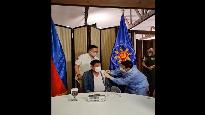 BREAKING: Pangulong Rodrigo Duterte nabakunahan na kontra COVID-19