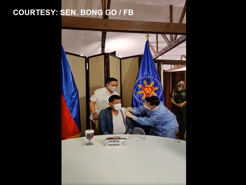 BREAKING: Pangulong Rodrigo Duterte nabakunahan na kontra COVID-19