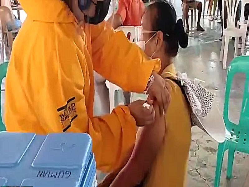 WATCH: Vaccination rollout sa mga senior citizen sa Infanta, Quezon inumpisahan na