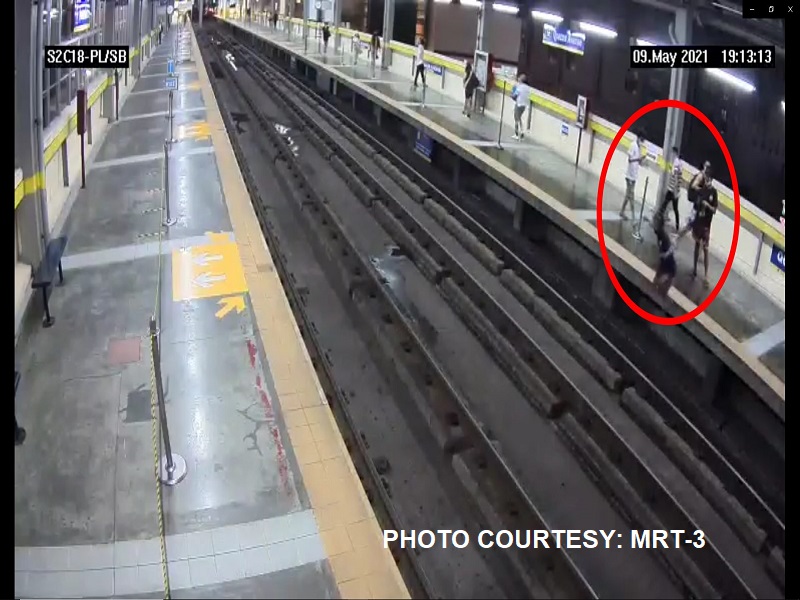 Lalaking bumaba sa riles ng MRT-3 at kasama niyang nag-selfie, kinasuhan na